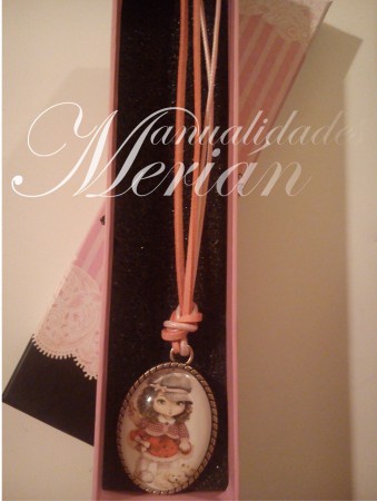 /products/colgante-muneca-vintage/